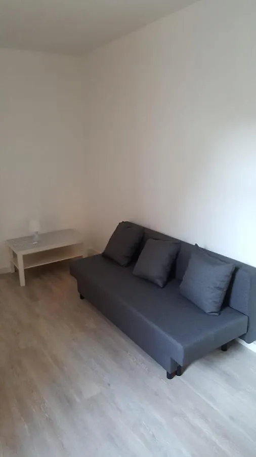 Central Yellow Apartment بروكسل