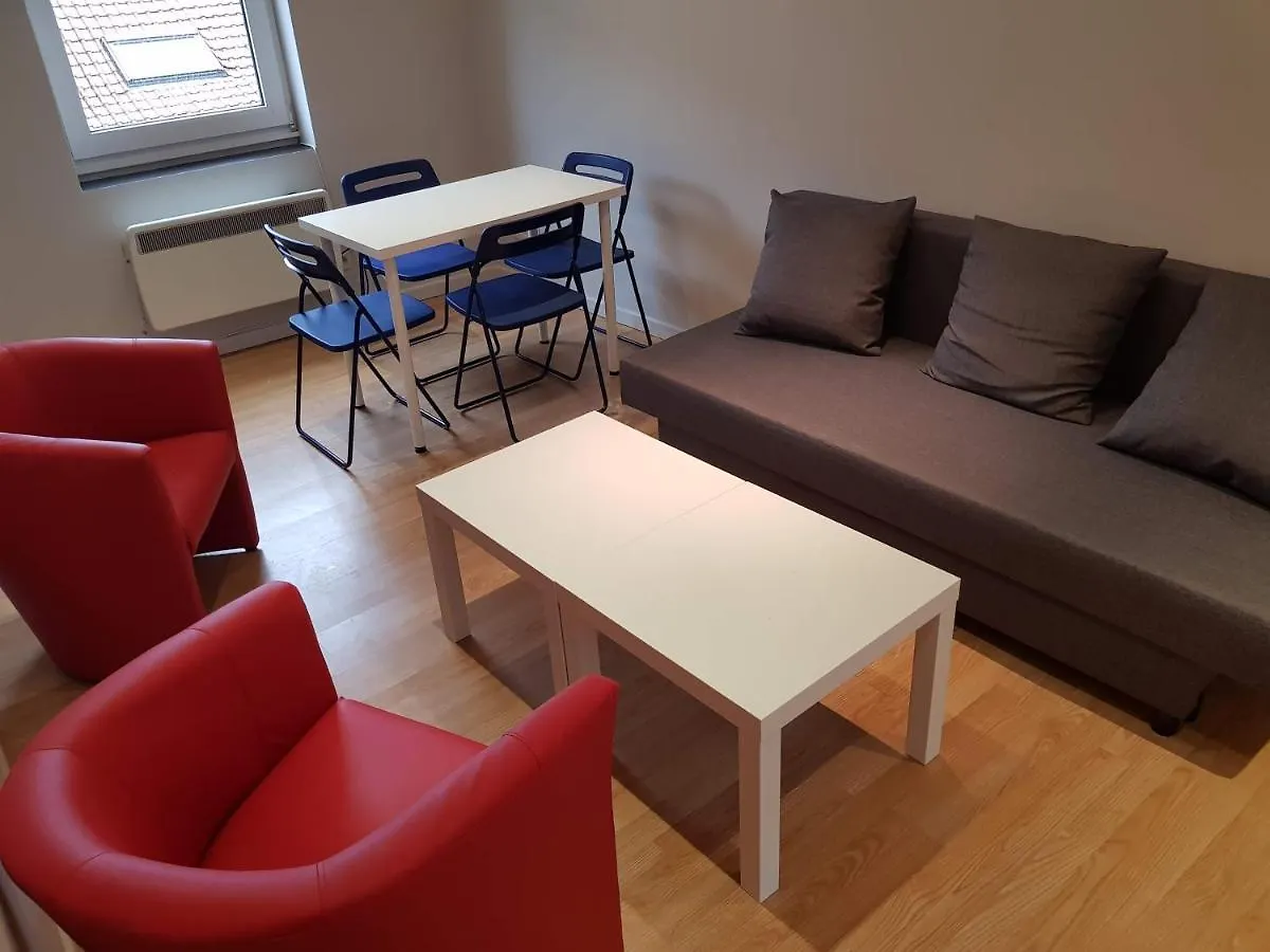 Central Yellow Apartment بروكسل