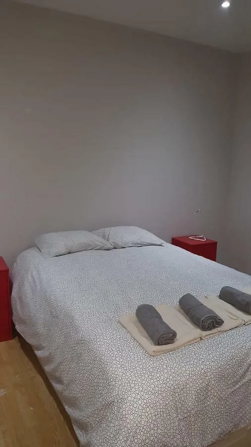 Central Yellow Apartment بروكسل